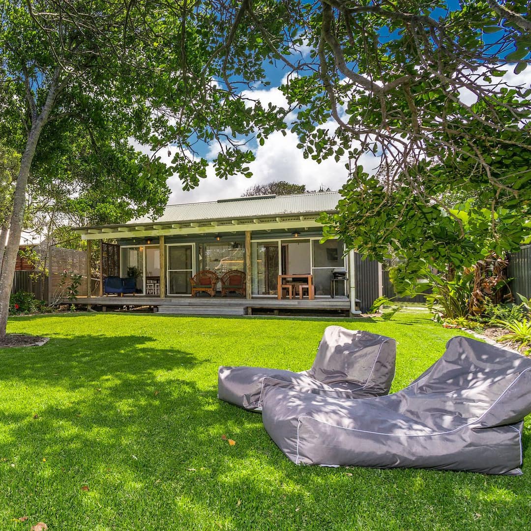 Tallow Beach Houses with lovely deck and garden with hammock and cozy chairs for relaxation