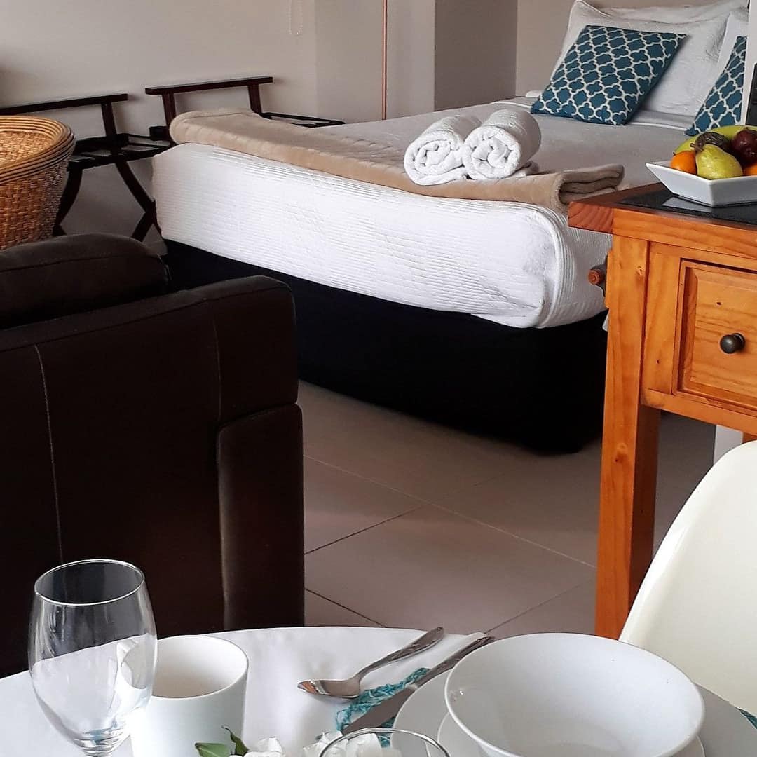 Kiama cosy bed and breakfast with romantic suite including queen bed, dining table, brown leather sofa and fireplace