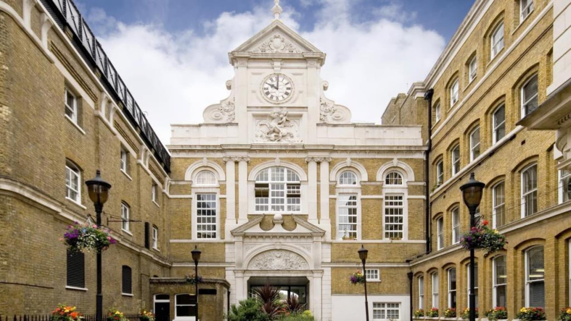 See the sights from first-class London accommodation