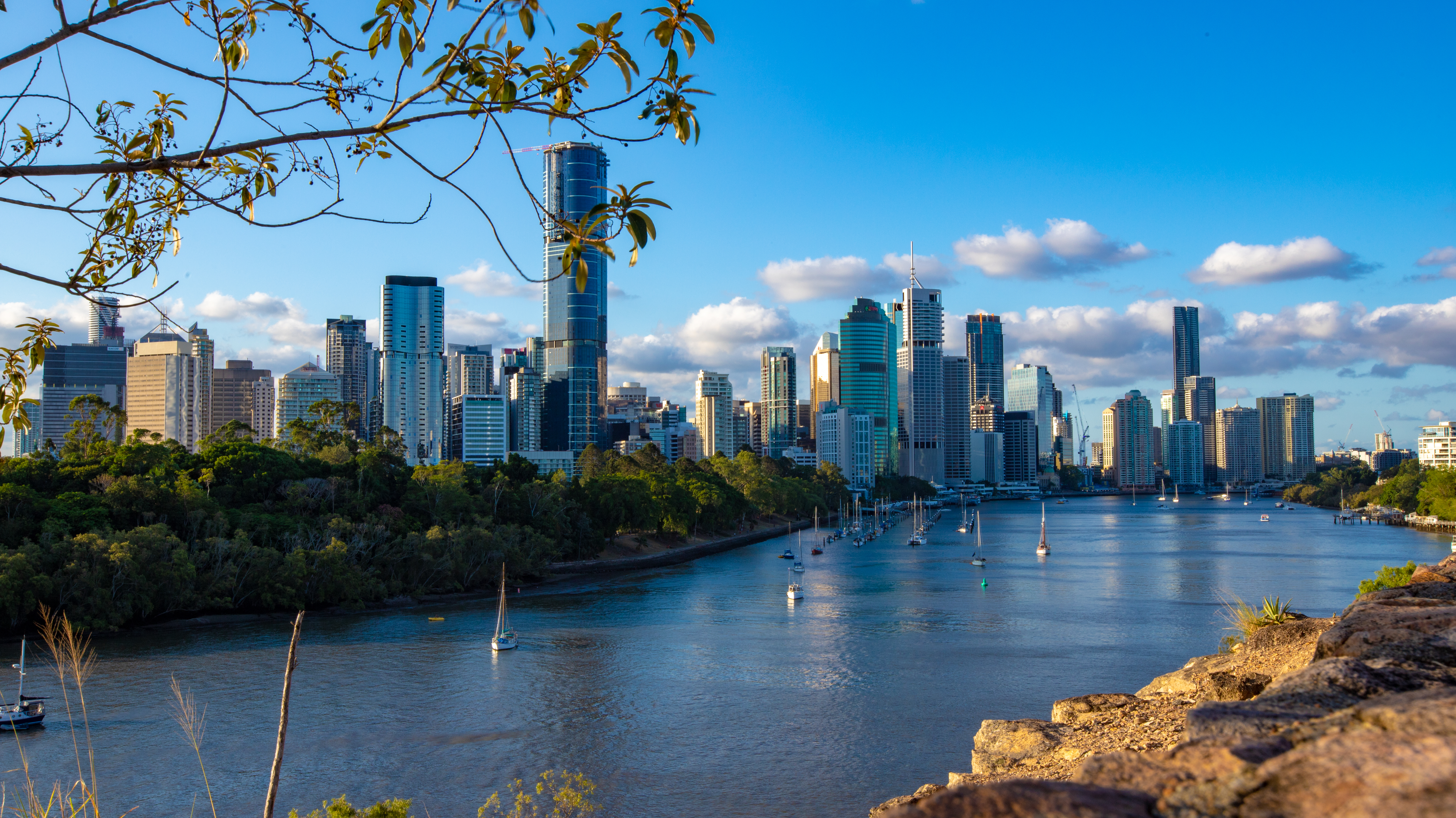 Kangaroo Point apartments near cliffs, picnics and abseiling