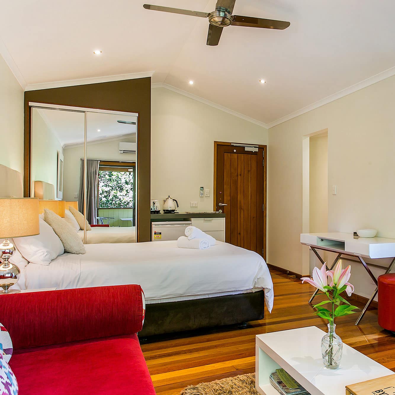 Studio apartment with luxurious king-sized bed, kitchen and bathroom