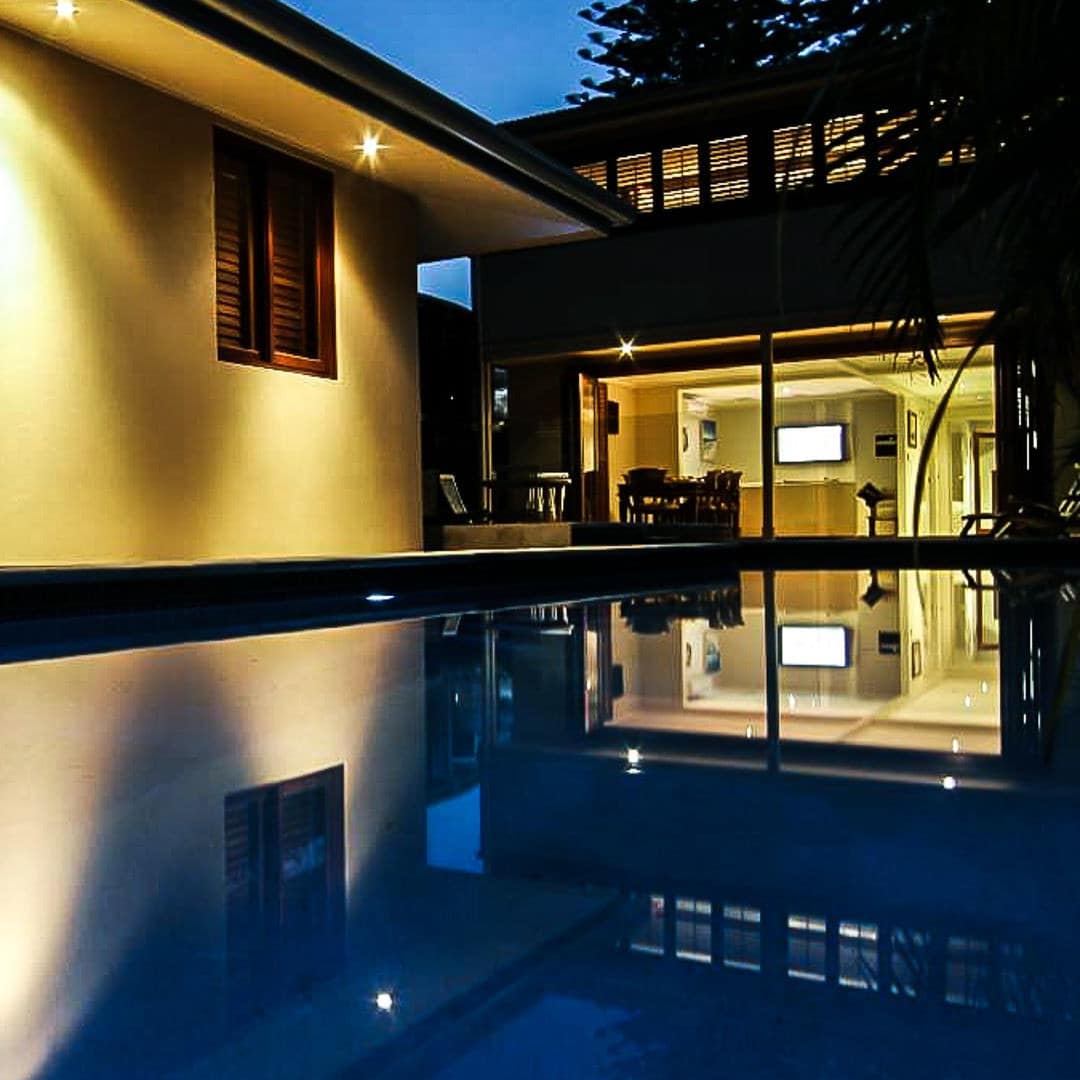 Byron Bay 6-bedroom villa with beautiful outdoor pool and dining area
