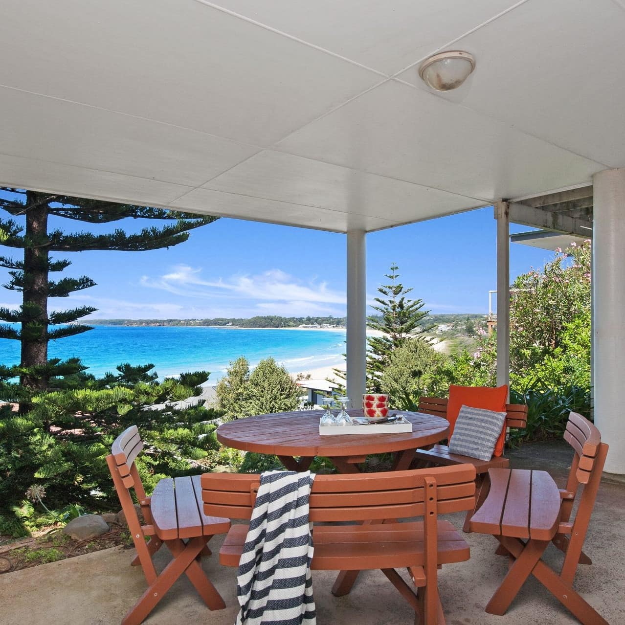 Ground floor beach apartment with relaxing deck and dining area