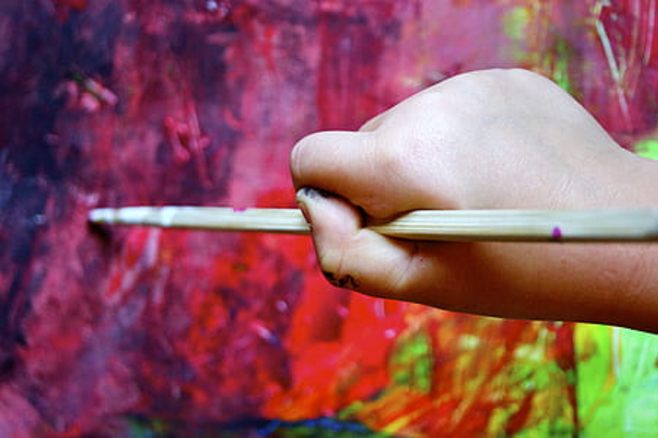 hand holding a paintbrush